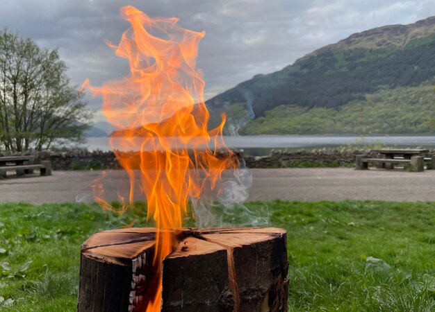 Foto feuer am ufer von loch lomond