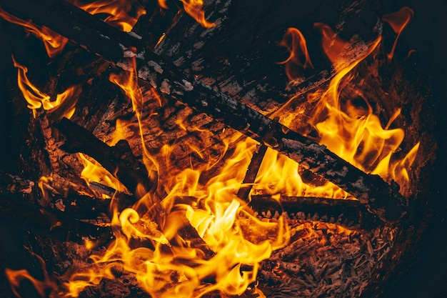 Feuer entzündet von einem Kohlenbecken, Holz.