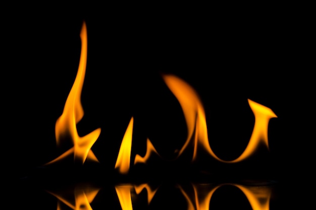Feuer Flammen mit Reflektion auf schwarzem Hintergrund