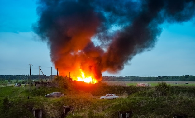 Feuer im Dorf bei heißem Wetter