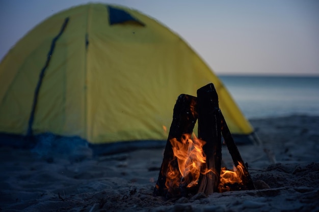 Feuer im Lagerfeuer am Strand Camping und Zelte zum Reisen