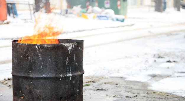 Feuer in einem alten Metallfass