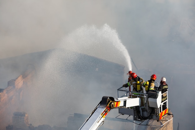 Feuer in einem dreistöckigen Haus in Kiew