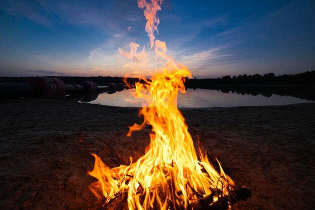 Foto feuer in einem see