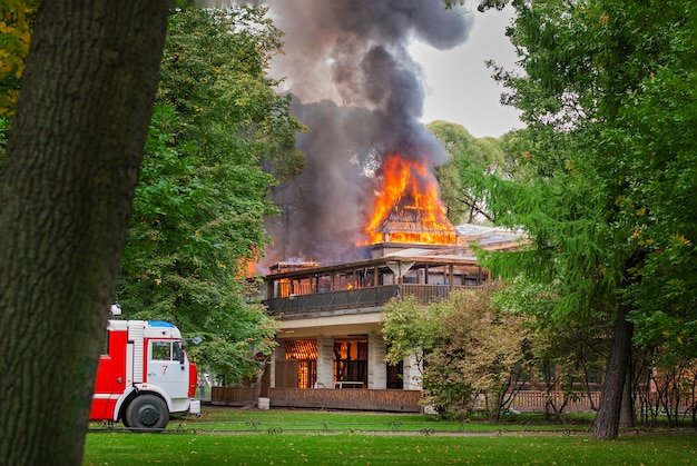 Feuer, Katastrophe, Haus brennt, ein Feuerwehrauto ist angekommen