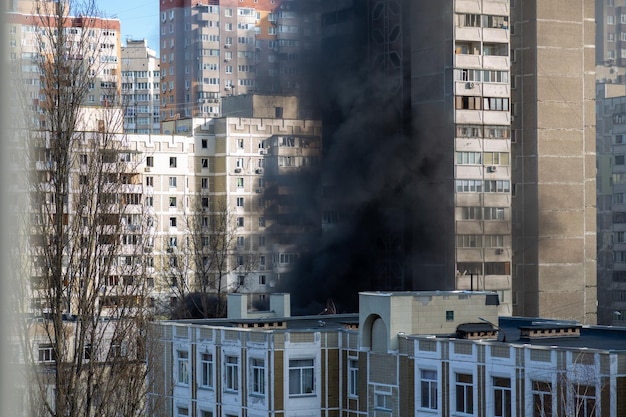 Feuer nach der Bombardierung von Kiew Russische militärische Aggression gegen die Ukraine