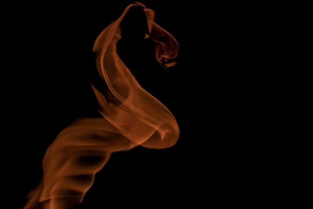 Feuer und Flammen auf einem schwarzen Hintergrund