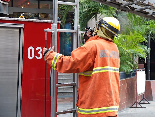 Feuer und Rettungsperson mit Feuerwehrauto.