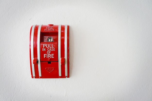 Feueralarm an der weißen Wand