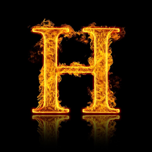 Feueralphabetbuchstabe H lokalisiert auf schwarzem Hintergrund.