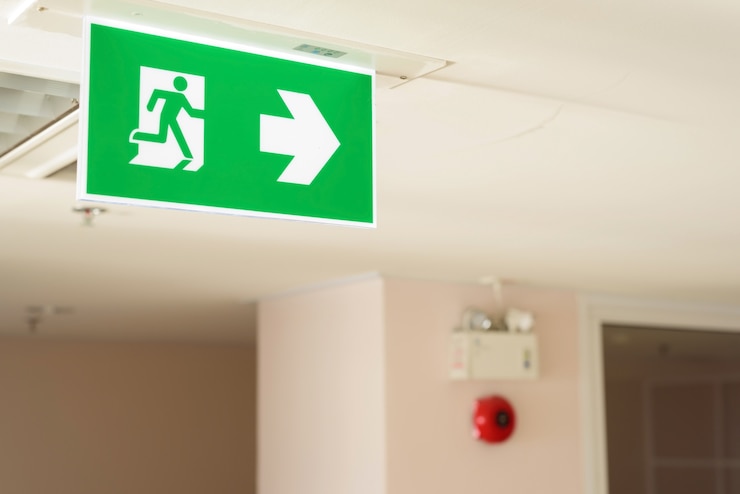 Foto feuerausgangzeichen des selektiven fokus auf decke