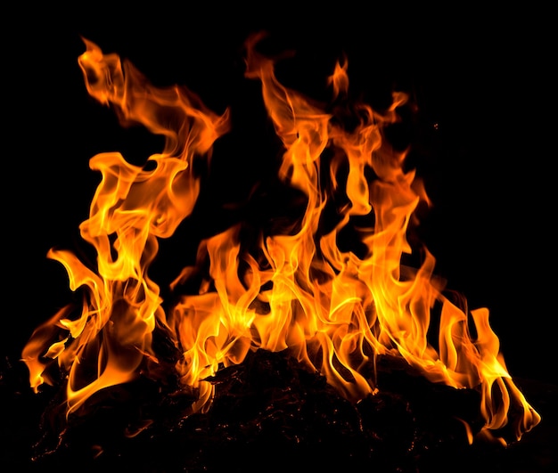 Feuerflammen, die auf einem schwarzen Hintergrund isoliert sind
