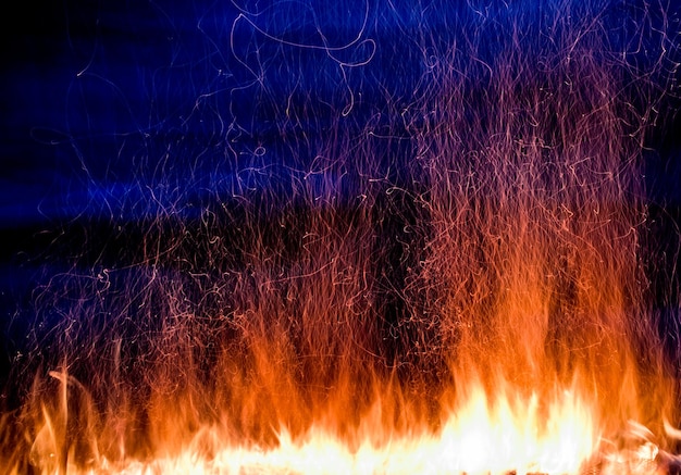 Feuerfoto auf dunkelblauem Hintergrund