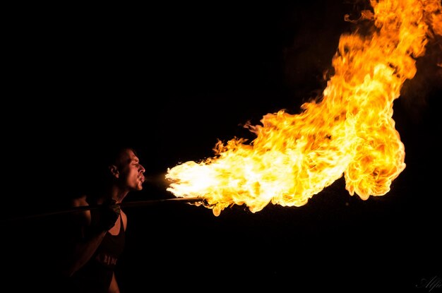 Feuerfresser in der Nacht auftritt