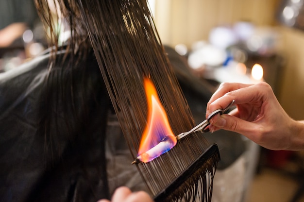 Feuerhaarbehandlung im Schönheitssalon