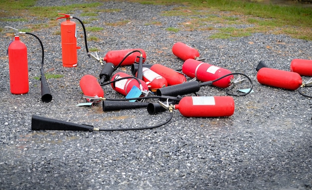 Feuerlöscher auf dem Boden. Nach dem Abbrennen in Brand