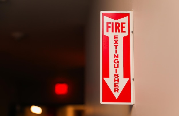 Feuerlöscher und Schild mit der Darstellung der Sicherheit, Dringlichkeit, Bereitschaft, rote Farbe, Prävention, Notfall