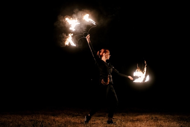 Feuershow Fakir jongliert mit Feuer Poi Night Performance Illusion eines schwebenden Objekts