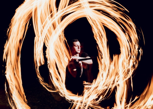 Foto feuershow. feuerleistung in der nacht.