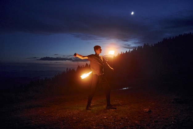 Feuershow von Menschen in der Nacht Karpaten Schöne Landschaft