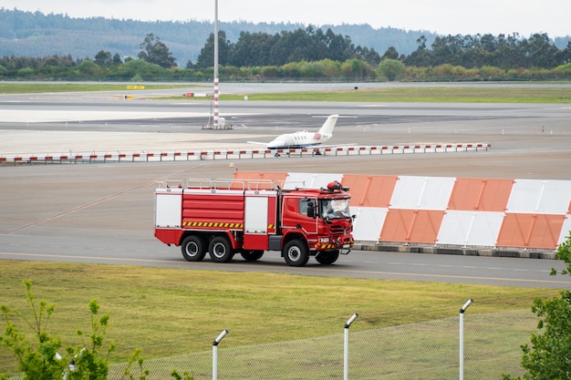 Feuerwehrauto auf Landebahnflughafen