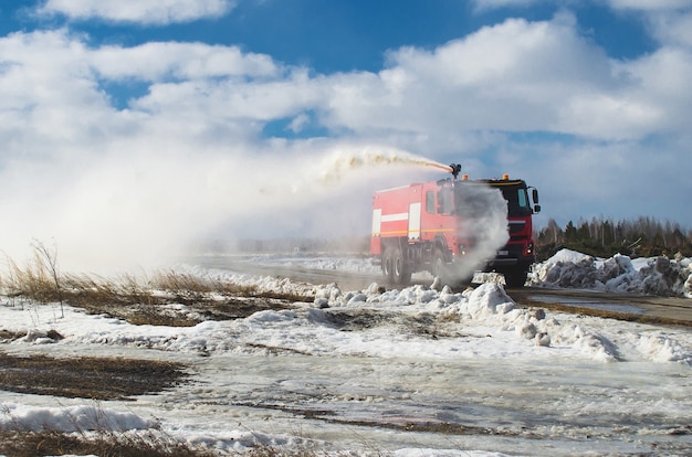 Feuerwehrauto und Wasser aus Feuerwehrschläuchen Demonstration.