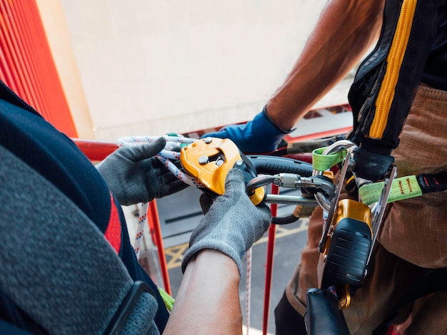 Feuerwehrleute in vertikalen Rettungsübungen während einer Trainingsübung Rettungskonzept