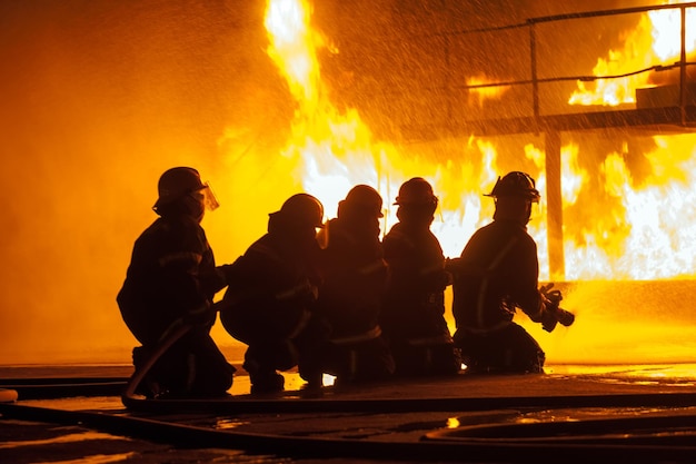 Foto feuerwehrleute löschen feuer