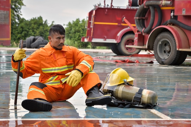 Feuerwehrleute ruhen sich aus, nachdem sie den Opfern des Feuers geholfen haben.