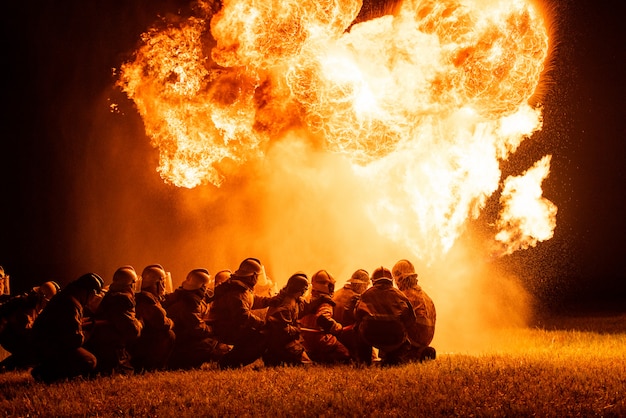 Feuerwehrleute und Rettungstraining.