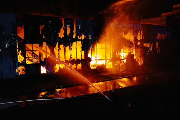 Feuerwehrleute versuchen, das Feuer zu löschen.