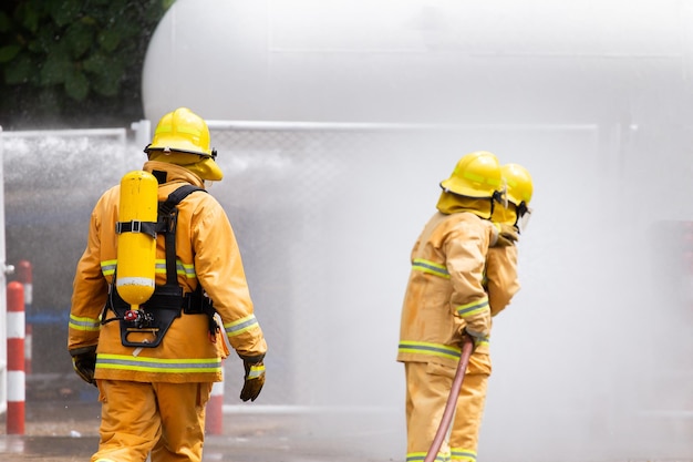 Feuerwehrmann auf dem Feuer