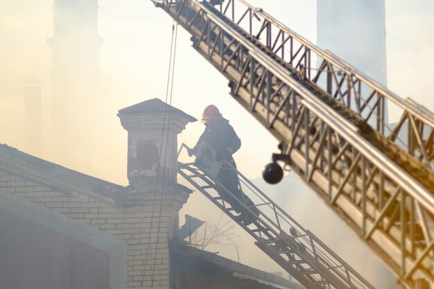 Feuerwehrmann bei der Arbeit