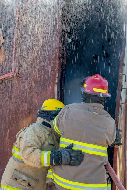 Feuerwehrmann Feuerwehrübungsplatz Bohrer