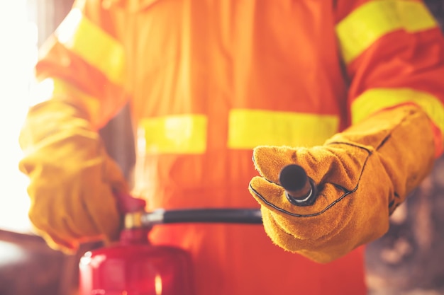 Feuerwehrmann hält Feuerlöscher in Notfällen Feuerschaden Hintergrund Sicherheitskonzept