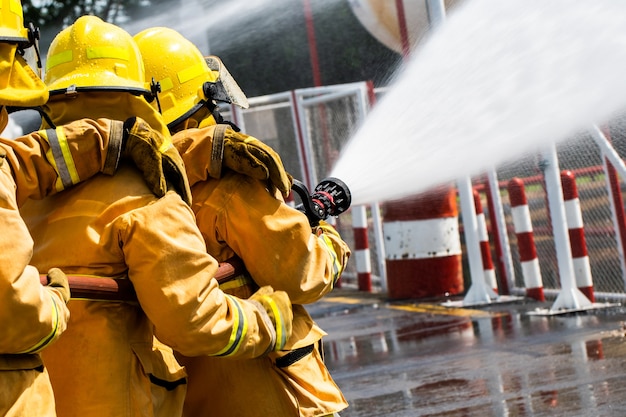 Feuerwehrmann im vollen Gang, der draußen steht