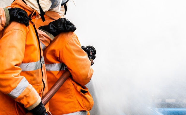 Feuerwehrmann im vollen Gang, der draußen steht