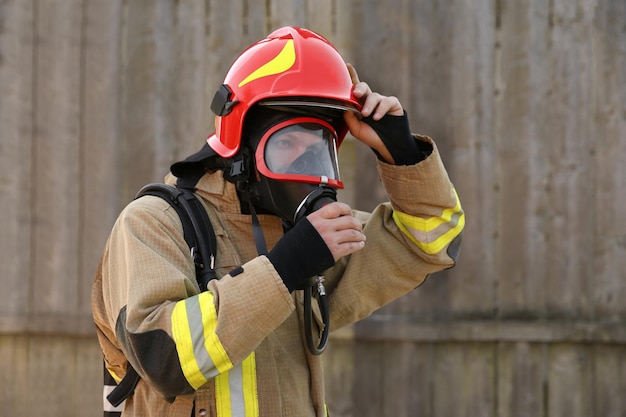 Feuerwehrmann in Uniform mit Helm und Maske im Freien