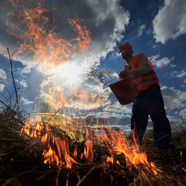 Feuerwehrmann-Ökologe bekämpft Feuer im Feld