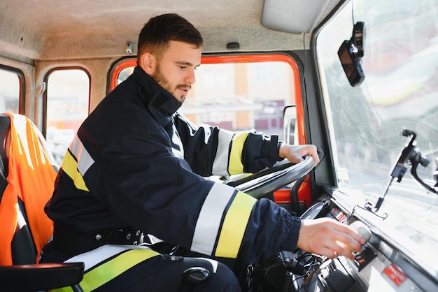 Feuerwehrmann mit Funkgerät beim Fahren des Feuerwehrautos