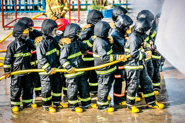 Foto feuerwehrmann sprüht wasser auf das feuer