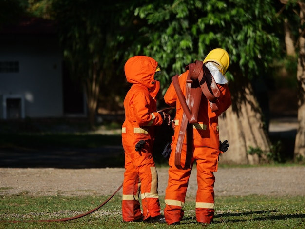 Feuerwehrmann trainiert in Feuersituationen