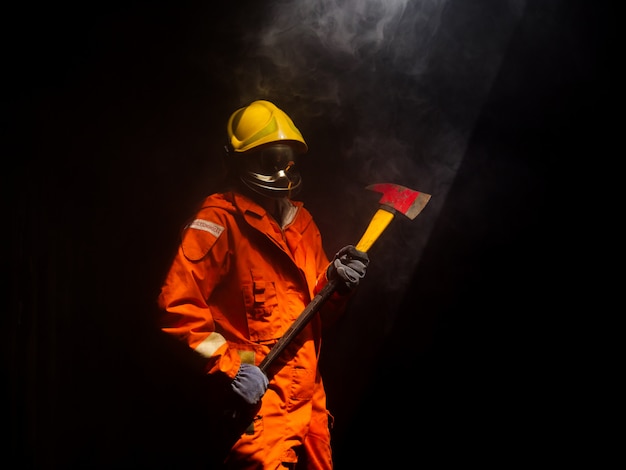 Feuerwehrmannspraywasser, zum des brennenden Autowerkstatt-Feuertrainings abzufeuern