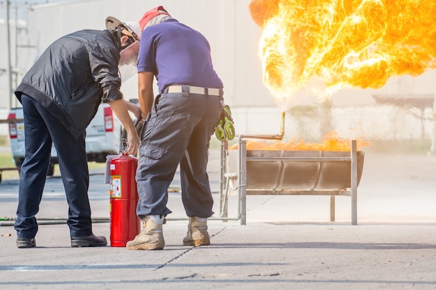 Feuerwehrtraining, Die Mitarbeiter Jährliches Training Feuerbekämpfung mit Gas und Flamme