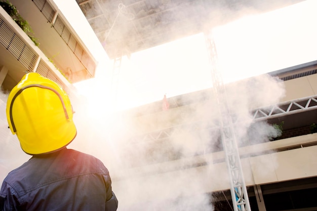 Feuerwehrtraining Teampraxis zur Brandbekämpfung in Notsituationen Der Chef kontrolliert die Arbeit des Teams, untersucht das Problem und plant Lösungen