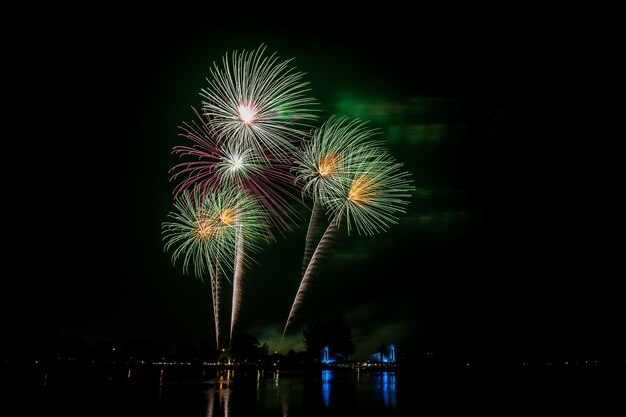 Feuerwerk am dunklen Himmel beim Nachtfest