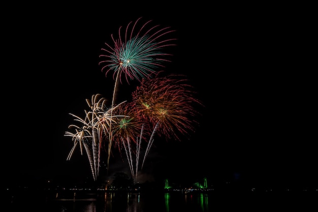 Feuerwerk am dunklen Himmel beim Nachtfest