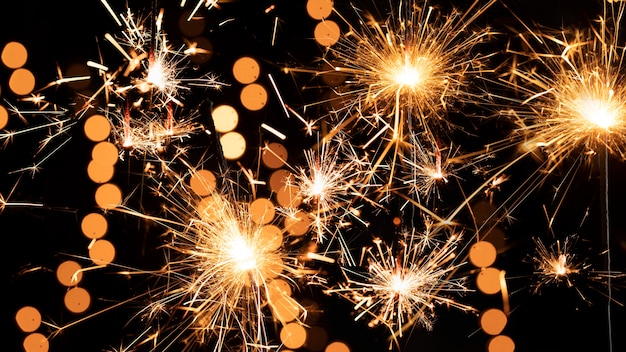 Feuerwerk am Himmel in der Nacht des neuen Jahres