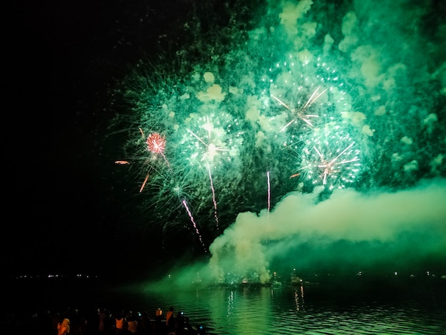 Feuerwerk am Himmel nachts in grünen Farben - Feiertagsfeier