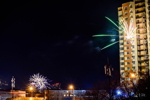 Feuerwerk am Nachthimmel über der Stadt.